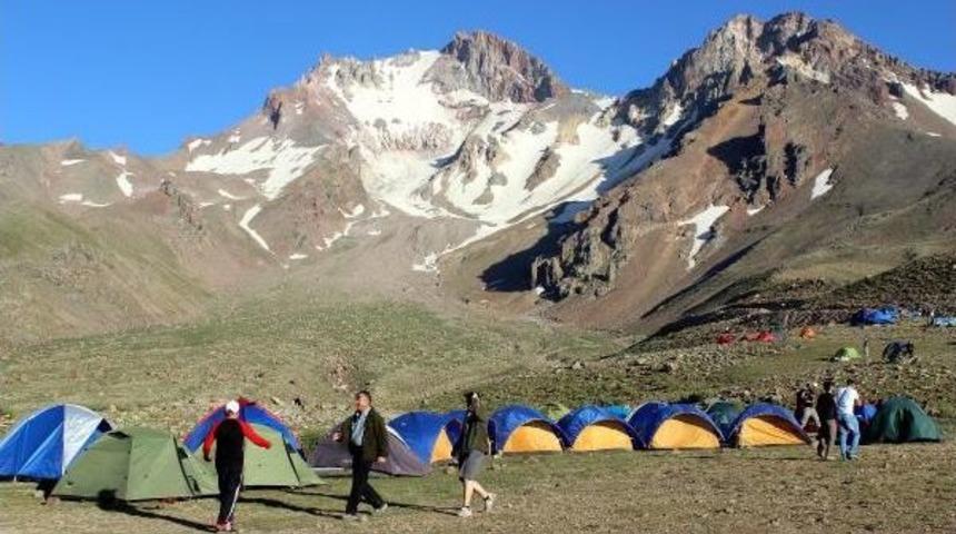 Erciyes Zirve Tırmanışı'da 250 Dağcı Katıldı