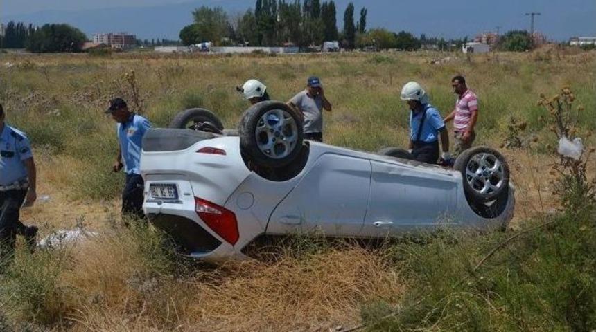 Taklalar Atan Otomobilden 6 Kişi Sağ &Ccedil;ıktı
