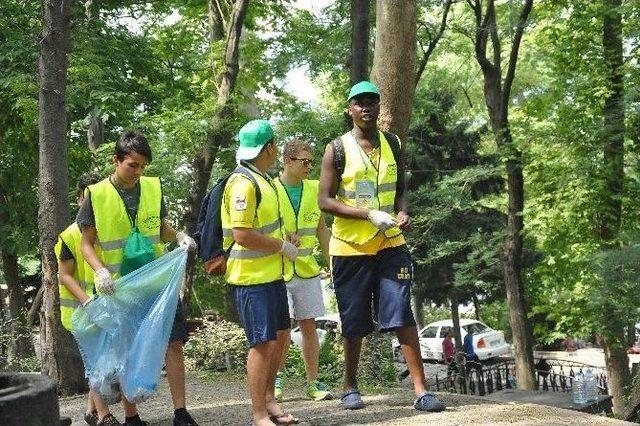 Almanya’ndan Giresun’a Gelip Çöp Topladılar