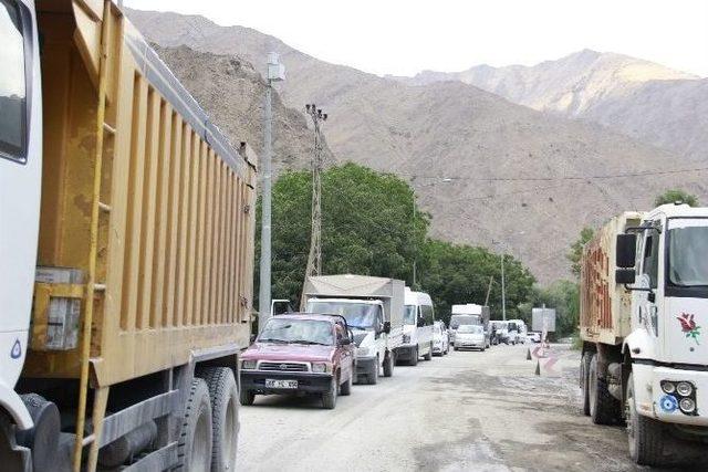 Hakkari-van Karayolunda Çalışma