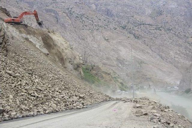 Hakkari-van Karayolunda Çalışma