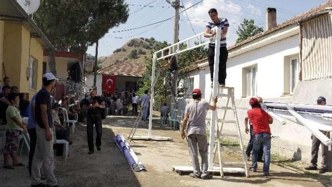 Salihli Şehidine Ağlıyor