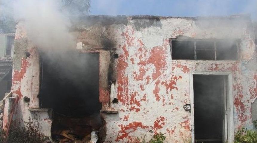 Metruk Evde Yangın &Ccedil;ıktı