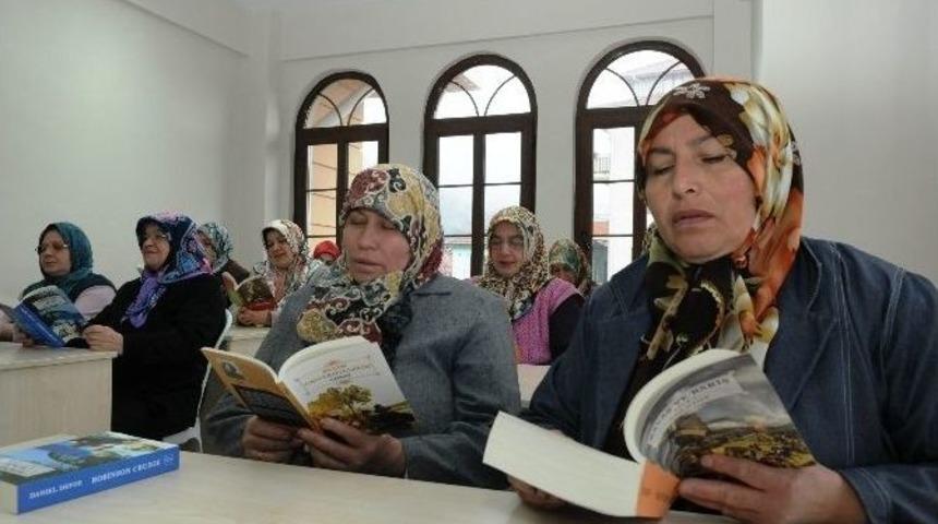 İzmit&rsquo;te &Ccedil;ocuklara Kitap Okumayı Anne Babaları Sevdirecek
