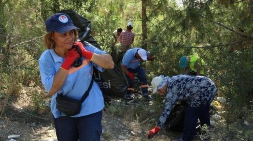 Mezitli Belediyesi Personeli Ormanlık Alanda Temizlik Yaptı