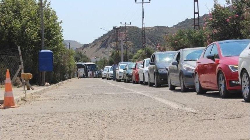 G&ouml;k&ccedil;eada&rsquo;da Feribot Kuyruğu Tatilcileri Bezdirdi