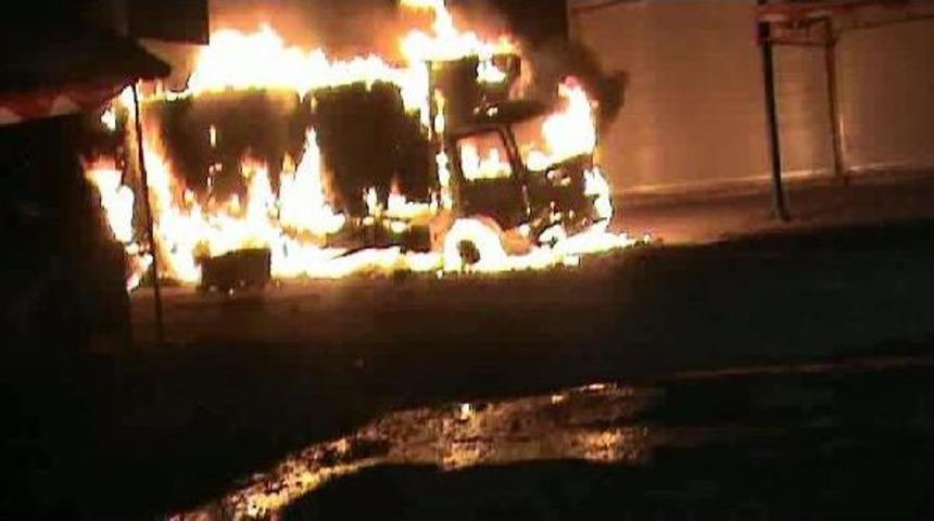 Suru&ccedil;'ta Korsan G&ouml;steride Tır Ateşe Verildi