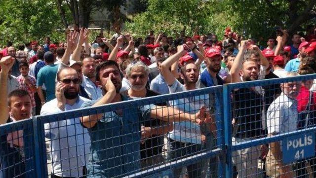 Kendilerini Fabrikaya Hapseden Işçileri Polis Dışarı Çıkarttı