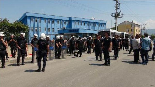 Kendilerini Fabrikaya Hapseden Işçileri Polis Dışarı Çıkarttı