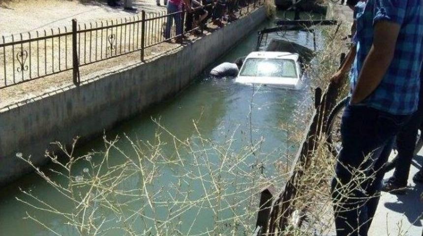 Otomobil Sulama Kanalına U&ccedil;tu: D&ouml;rt Yaralı