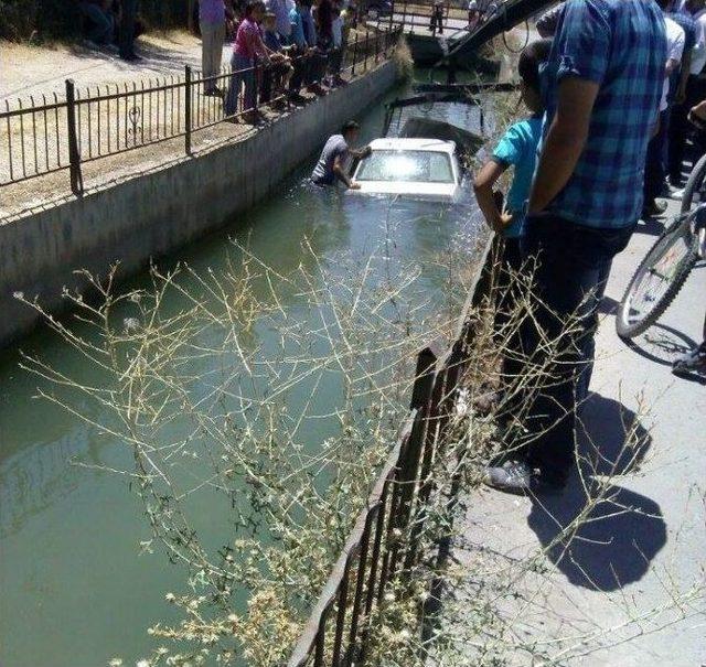 Otomobil Sulama Kanalına Uçtu: Dört Yaralı