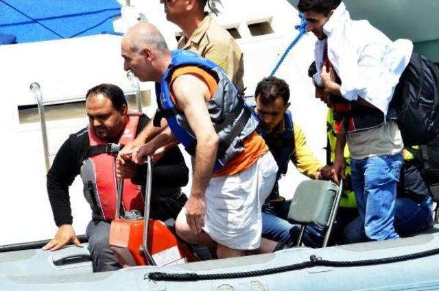 Tekneleri Bozulan 84 Suriyeli Kaçağı Sahil Güvenlik Kurtardı