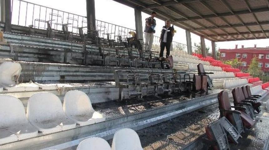 Futbol Sahasının Trib&uuml;n&uuml;nde Yangın