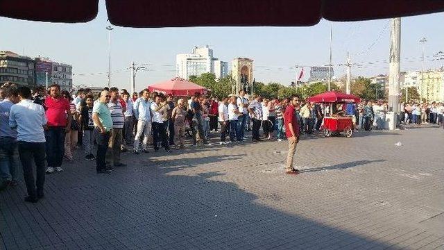 Taksim’de Şüpheli Çanta Paniği