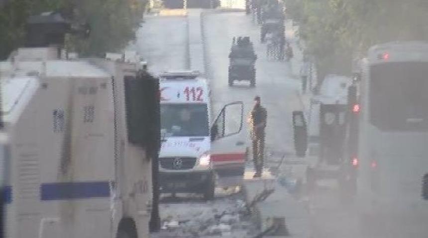 Gazi Mahallesi'nde Polis Yaralıyı Ambulansa Taşıdı