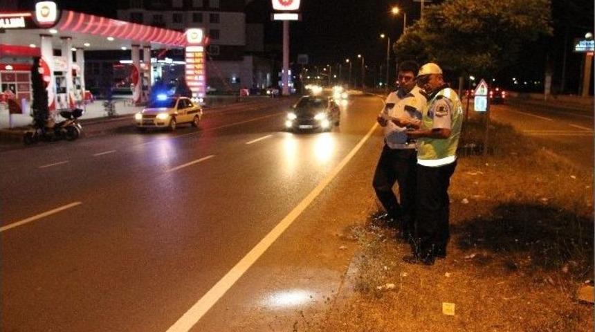 Yolun Karşısına Ge&ccedil;meye &Ccedil;alışan Gence Kamyonet &Ccedil;arptı