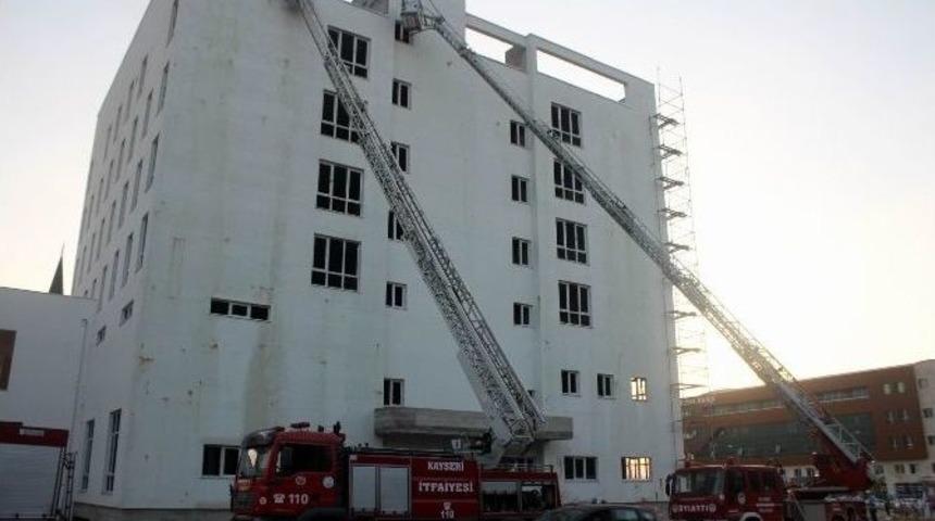Dini Y&uuml;ksek İhtisas Merkezi&rsquo;nde &Ccedil;ıkan Yangın Paniğe Neden Oldu