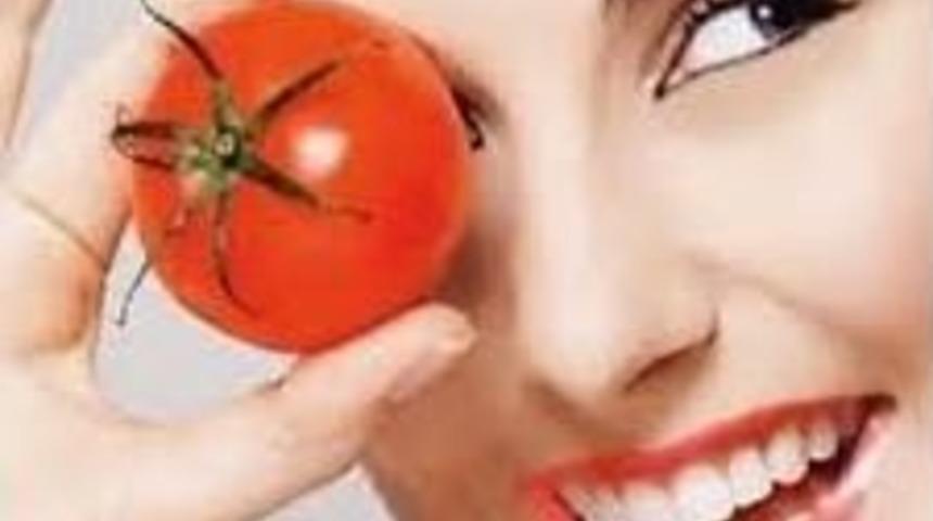 G&ouml;zaltı Morluklarına Domates Maskesi!