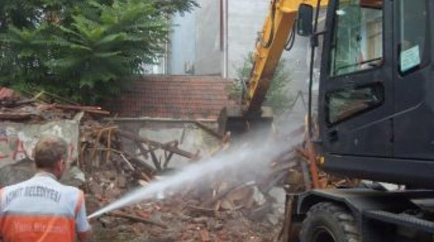 İzmit&rsquo;te Eski Yapılar Yıkılıyor