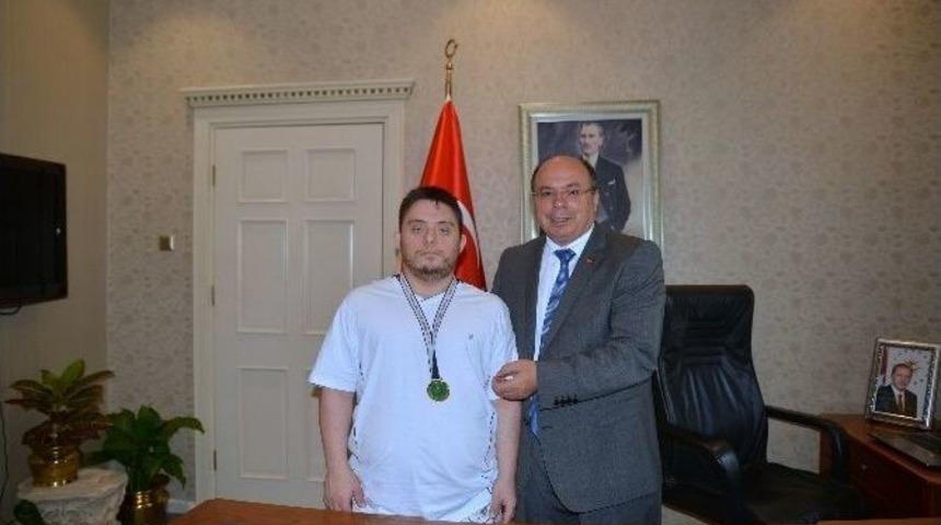 &Ouml;zel Sporcudan Vali &Ccedil;i&ccedil;ek&rsquo;e Ziyaret