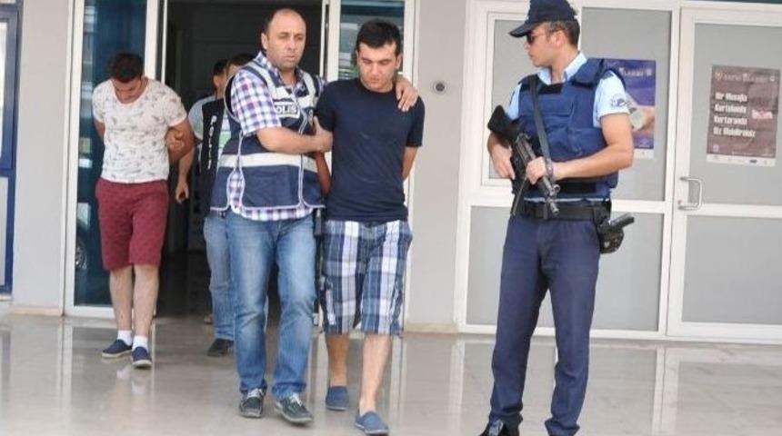 Kavgayı Ayırmak İsteyen Polisi Bı&ccedil;akla Yaraladılar