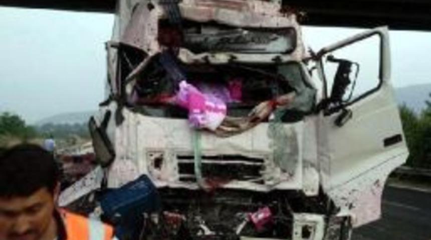 Kamyona &Ccedil;arpan Tır'ın S&uuml;r&uuml;c&uuml;s&uuml; &Ouml;ld&uuml;