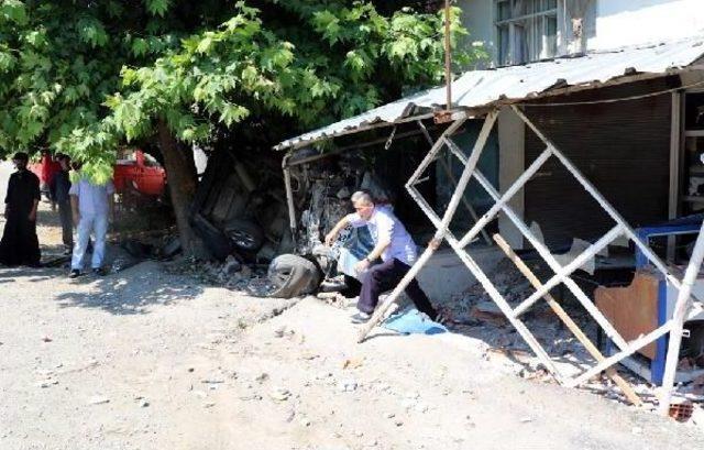 Suriyeli Türkmen Aile, Kazada Hurdaya Dönen Otomobilden Sağ Çıktı