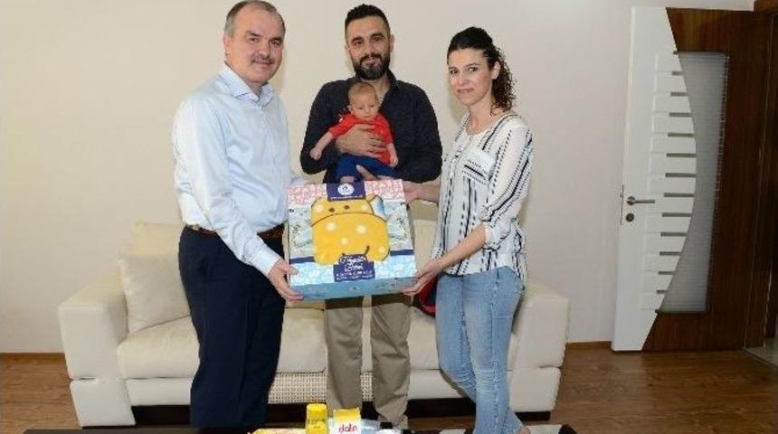 Başkan G&uuml;rlesin&rsquo;den Bebeği Olan &Ccedil;iftlere Hediye