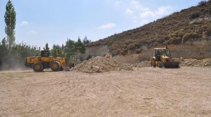Silifke Belediyesi&rsquo;nden Mukaddem Mahallesine Futbol Sahası Ve Sosyal Alan