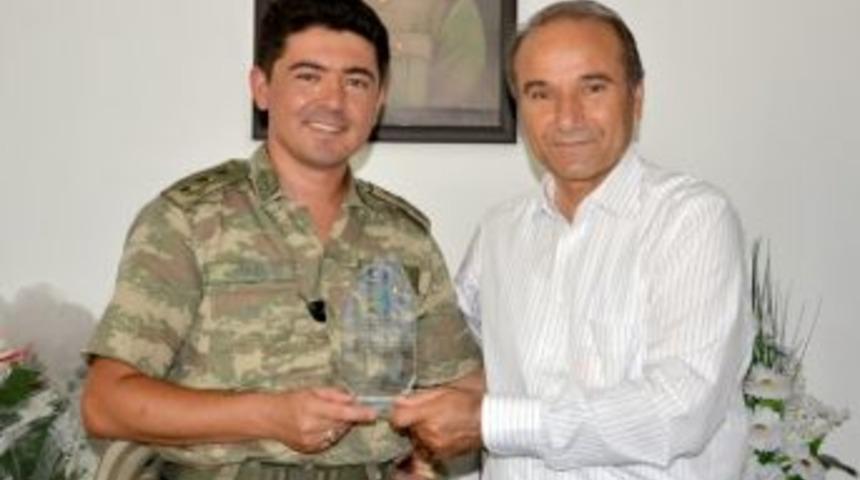 Başkan Kızıldaş&rsquo;tan, Komutan Durmaz&rsquo;a Plaket&rlm;