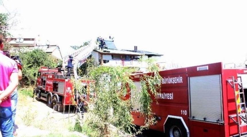 3 Katlı Evin &Ccedil;atı Katında &Ccedil;ıkan Yangın Korkuttu