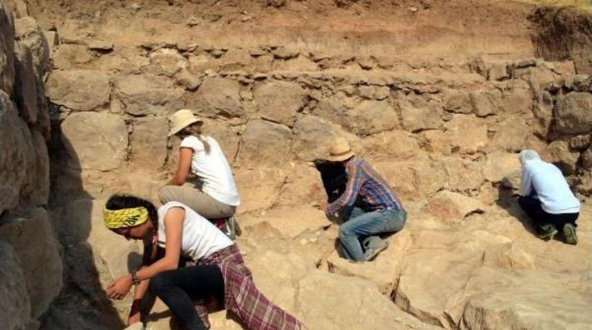 Walls Of Urartian Castle Unearthed After 2,700 Years