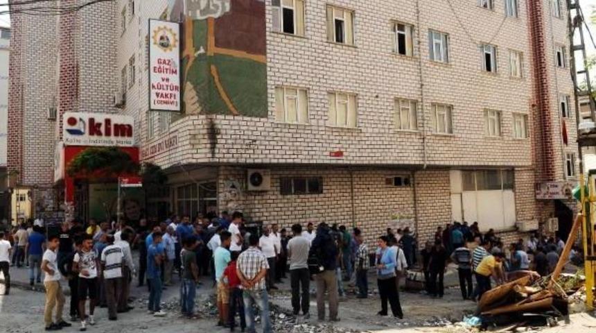 Cemevi &Ouml;n&uuml;ndeki Barikatlar Kaldırıldı