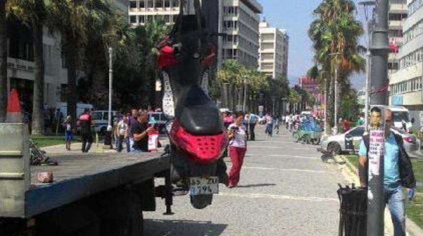 Konak Meydanı 'ş&uuml;pheli Motosiklet' Nedeniyle Boşaltıldı (2)