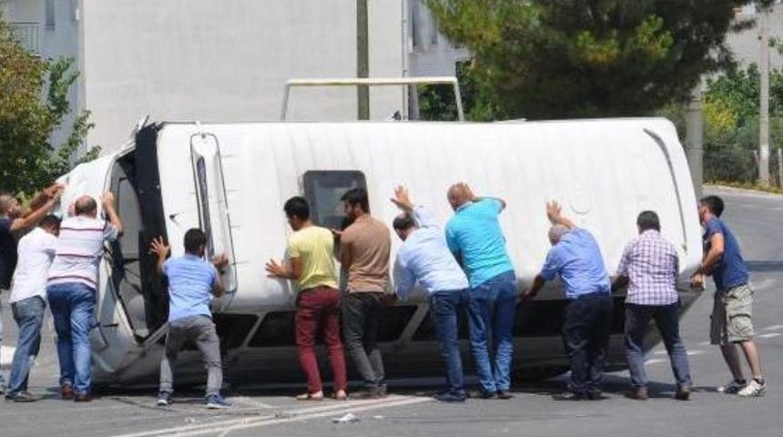 Otomobil Minib&uuml;se &Ccedil;arptı: 9 Yaralı