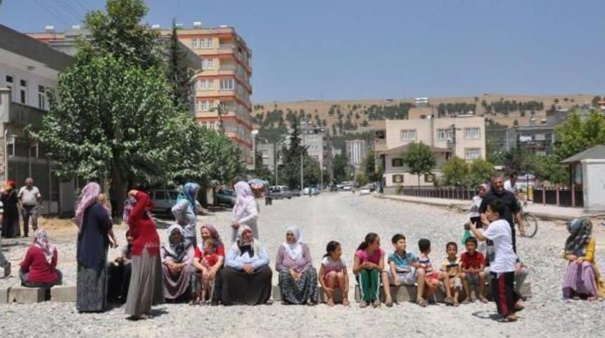 Asfalt Isteyen Mahalleli Caddeyi Trafiğe Kapattı