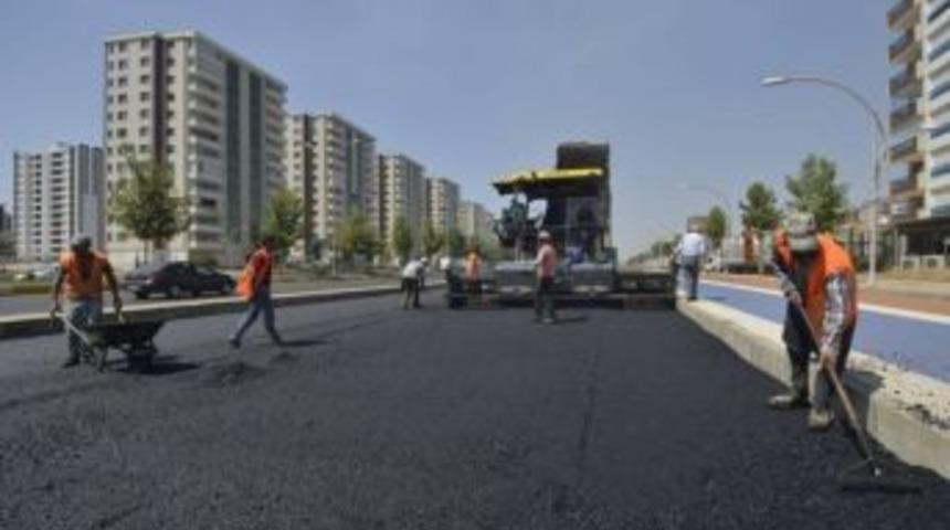 Diyarbakır B&uuml;y&uuml;kşehir Belediyesi Asfalt &Ccedil;alışmalarına Devam Ediyor