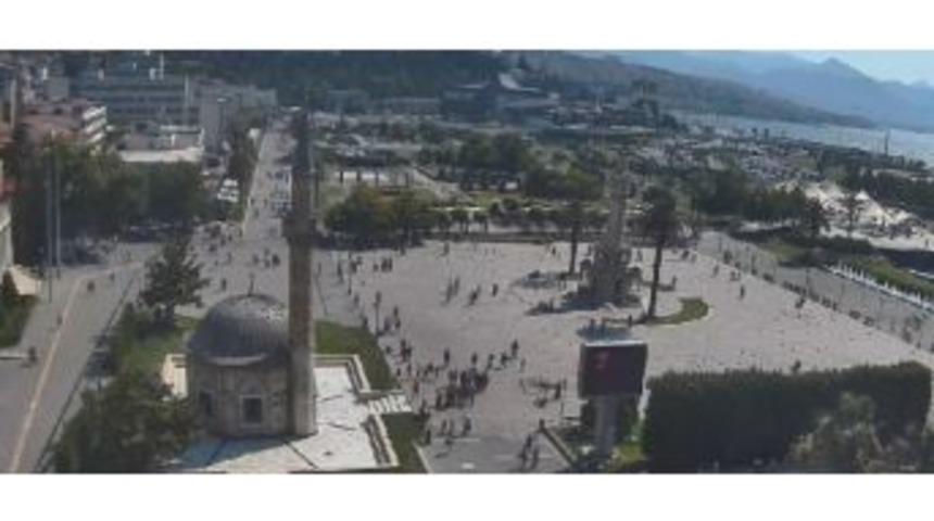 İzmir&rsquo;de Ş&uuml;pheli Motosiklet Meydanı Boşalttırdı