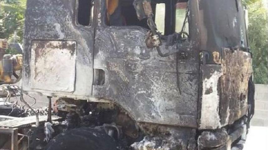 Tarsus'ta G&ouml;stericiler Park Halindeki Tır'ı Yaktı