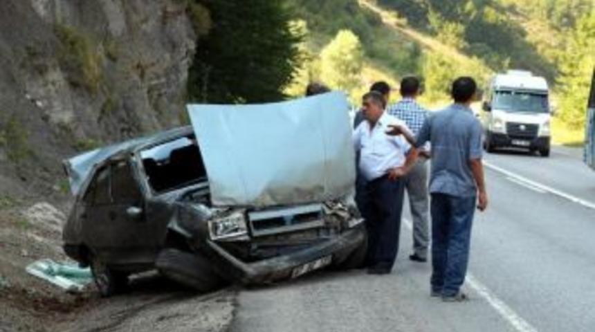 Takla Atan Otomobilin S&uuml;r&uuml;c&uuml;s&uuml; Yaralandı