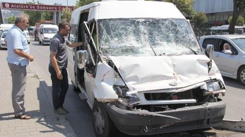 Minib&uuml;s Tır&rsquo;a &Ccedil;arptı: 1 Yaralı