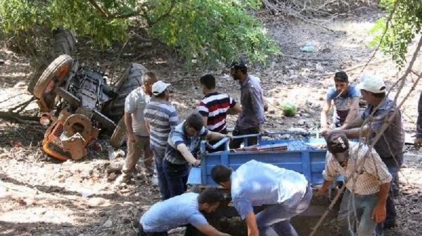 Piknik Yolunda Trakt&ouml;r Kazası: 1 &Ouml;l&uuml;, 12 Yaralı