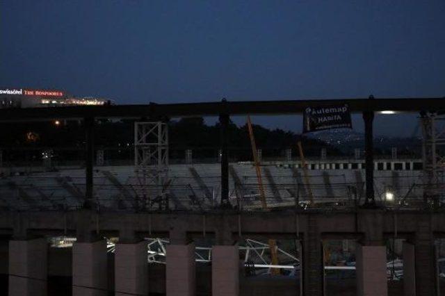 Vodafone Arena'nın Çatı Iskeleti Düştü: 2 Yaralı