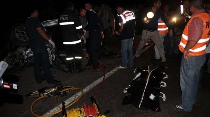 Tokat'ta 2 Otomobil Kafa Kafaya &Ccedil;arpıştı: 2 &Ouml;l&uuml;, 5 Yaralı