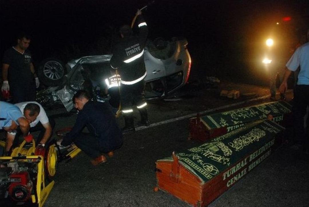 İki Otomobil Kafa Kafaya &Ccedil;arpıştı: 2 &Ouml;l&uuml;, 5 Yaralı