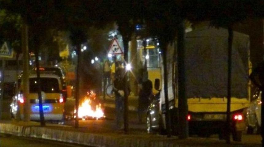 Diyarbakır&rsquo;da Lastik Yakan G&ouml;stericiler Yolu Trafiğe Kapattı