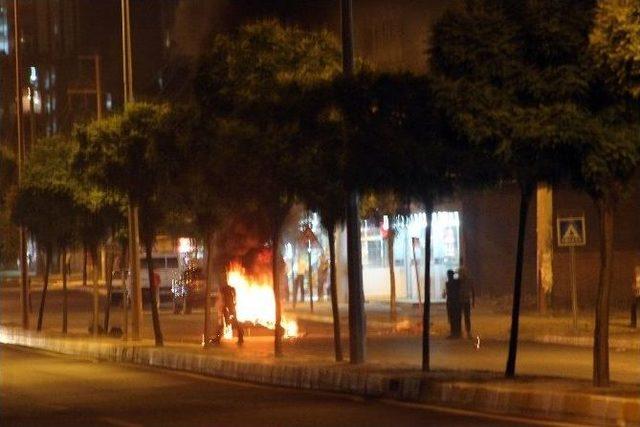 Diyarbakır’da Lastik Yakan Göstericiler Yolu Trafiğe Kapattı