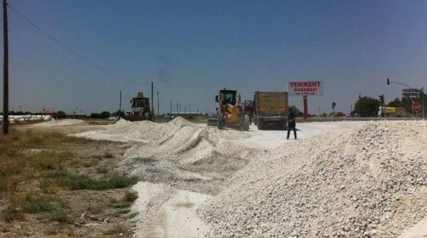 Yenikent&rsquo;te Yol &Ccedil;alışmaları S&uuml;r&uuml;yor