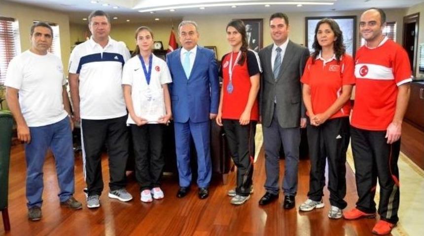 Vali B&uuml;y&uuml;k Muay Thai Ailesini Kabul Etti