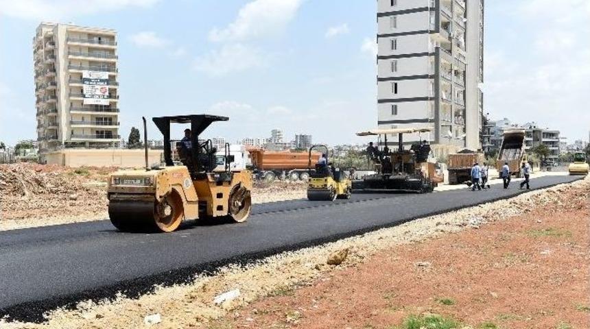 Seyhan&rsquo;da G&uuml;nde Bin 100 Ton Asfalt &Uuml;retilip Yol Yapılıyor